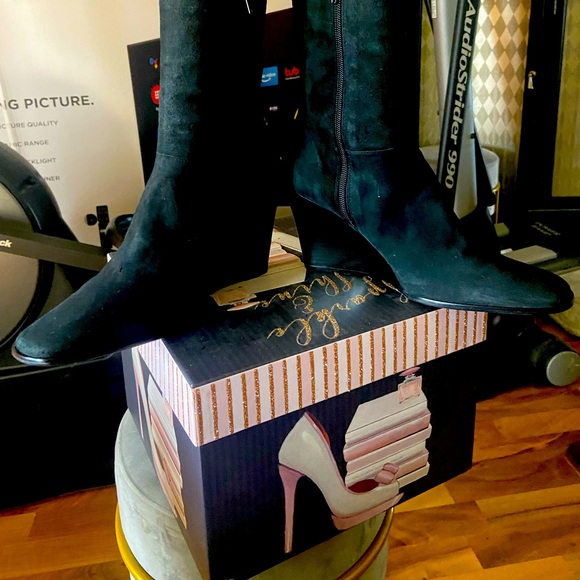 Enzo Angiolini Women wedge suede boot. - Picture 3 of 5